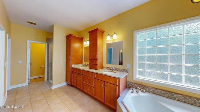 Building Photo - 1140 Greenbriar Dr