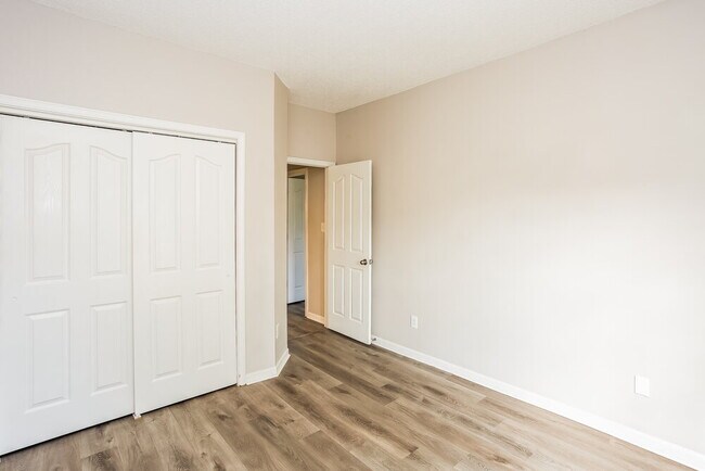 Building Photo - 11878 Meadhaven Dr