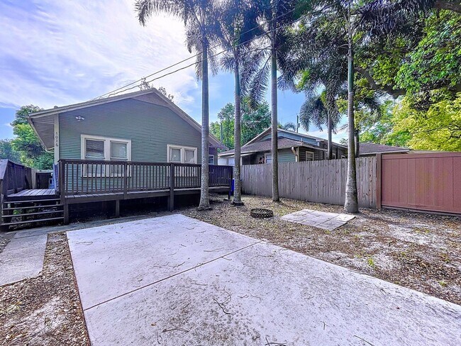 Building Photo - 1/1 in Central Lakeland with a great side ...