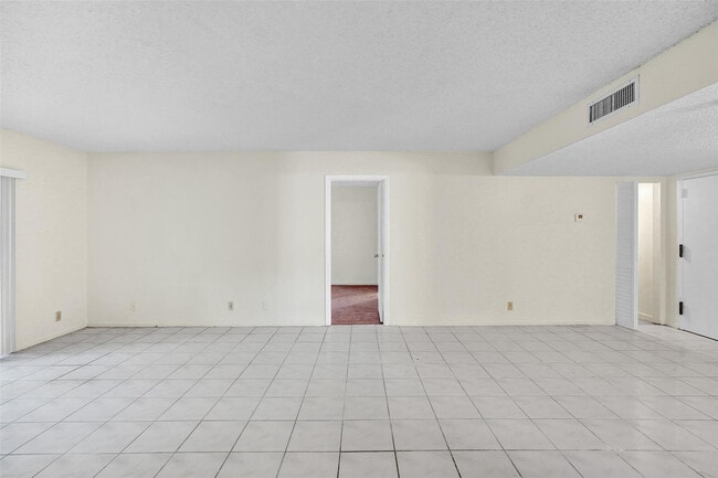 Building Photo - 4218 Inverrary Blvd