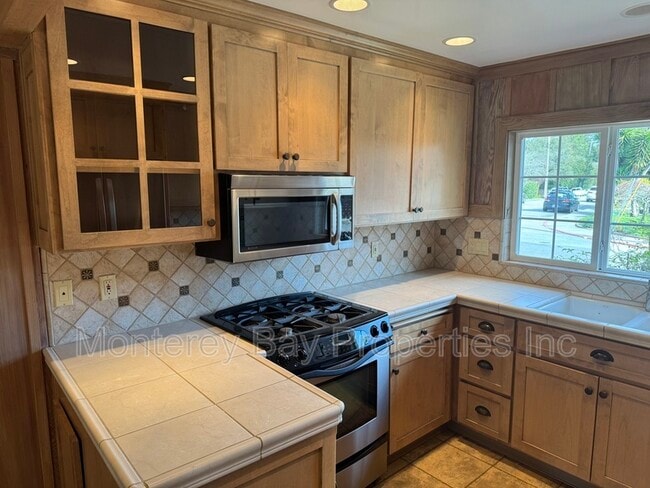 Building Photo - 711 Riverview Dr