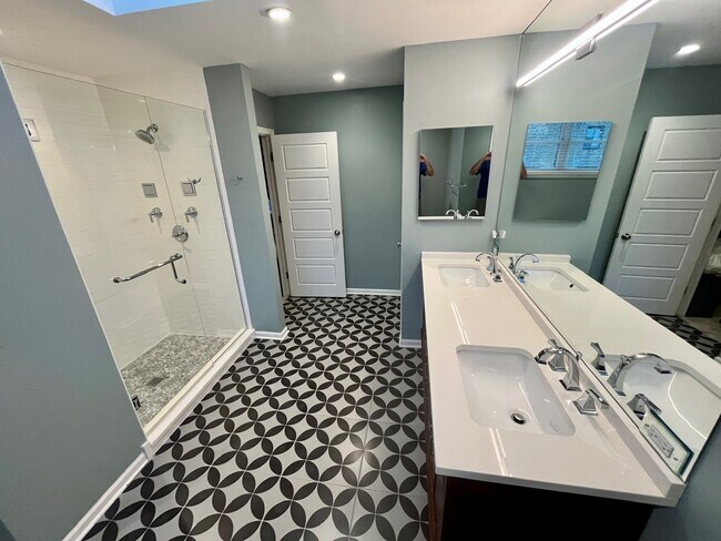 Building Photo - 3700 N Hermitage Ave