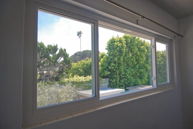 Building Photo - 1446 Manhattan Beach Blvd