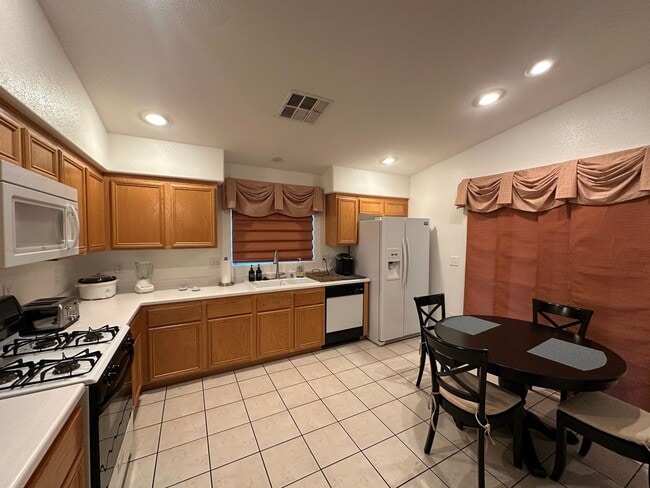 Building Photo - BEAUTIFUL 2 Bedroom 2 Bath Home