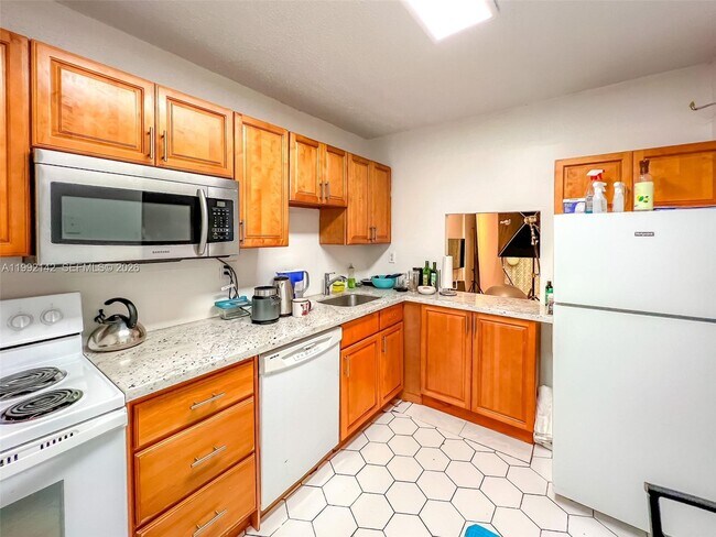 Building Photo - 2200 E Hallandale Beach Blvd