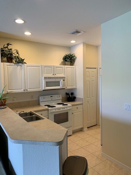 kitchen - 3511 Milan Dr