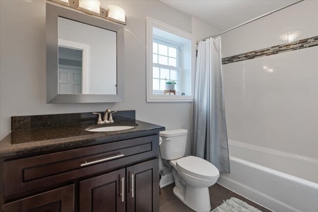 Building Photo - 927 S Charlotte St