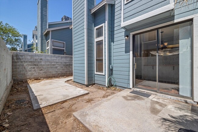 Building Photo - Centrally located Townhome/Fenced Yard