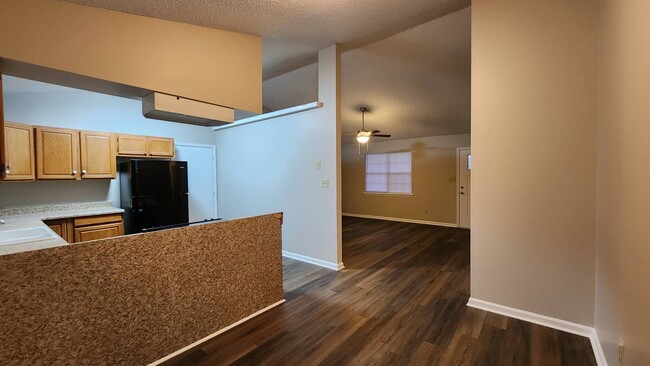 Building Photo - 208 S Ginger Dr