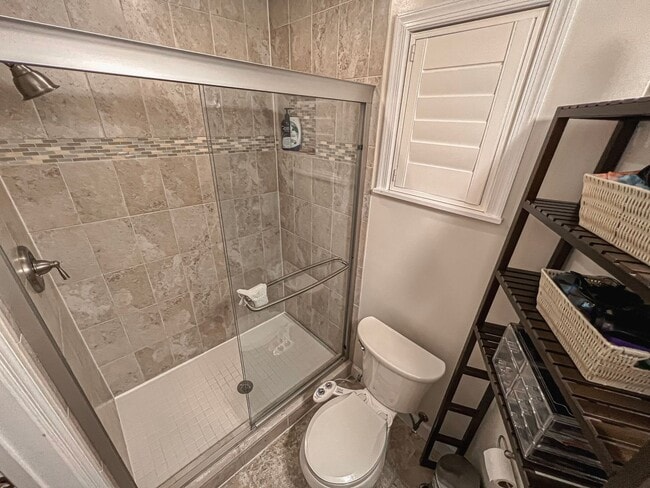 Building Photo - Sunny and Bright 4 Bedroom 3 Bath 2 Level ...