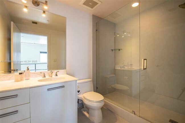 Building Photo - 1060 Brickell Ave