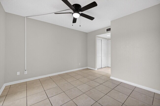 Building Photo - 1650 SE Green Acres Cir