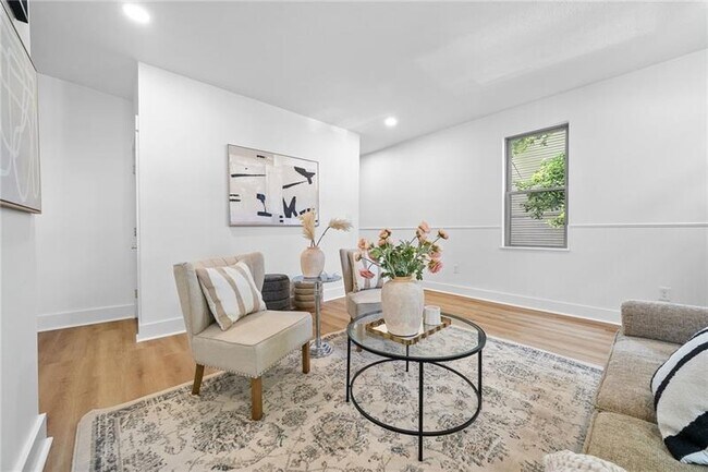 Building Photo - Fully renovated gem close to everything Pittsburgh offers!