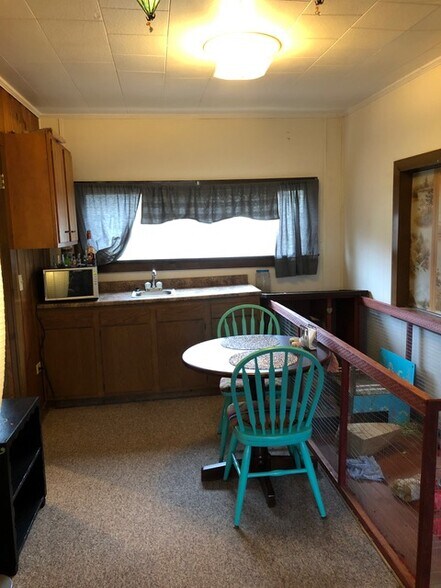 Dining area - 122 Washington St