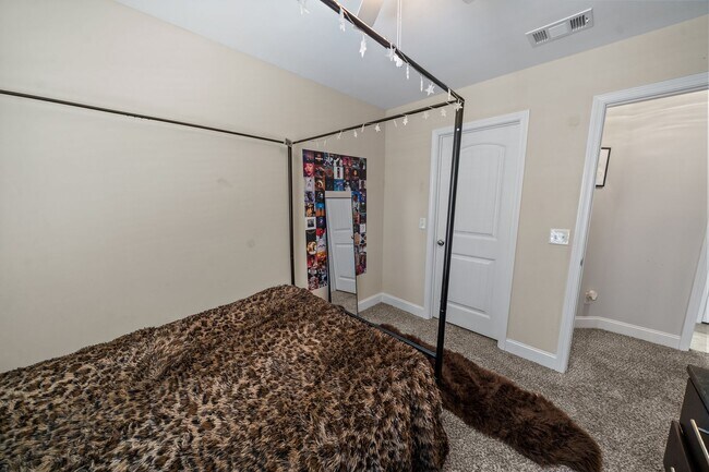 Building Photo - 3 Bedroom Townhome Across from Richmond Hill Golf Club