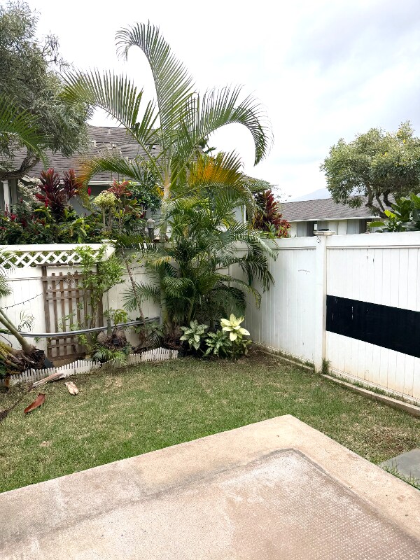 Building Photo - 647 Meakanu Ln