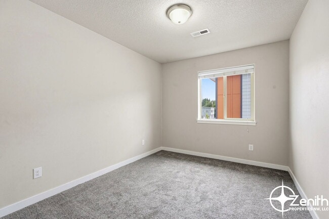 Building Photo - 5616 NE 74th Ct