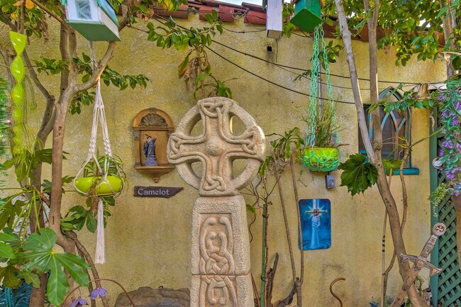 Building Photo - 2434 Cloverfield Blvd