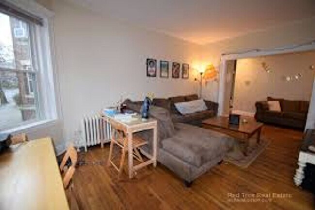 Building Photo - Luxury Apt in Perfect Brookline Location!  Laundry in Unit! Pro Managed