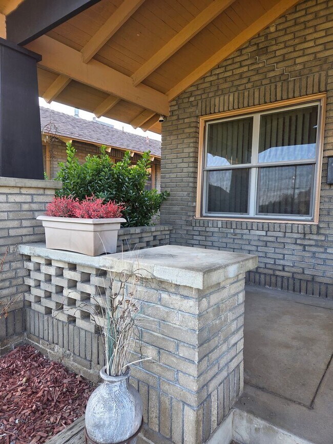 Building Photo - Two bedroom Charmer