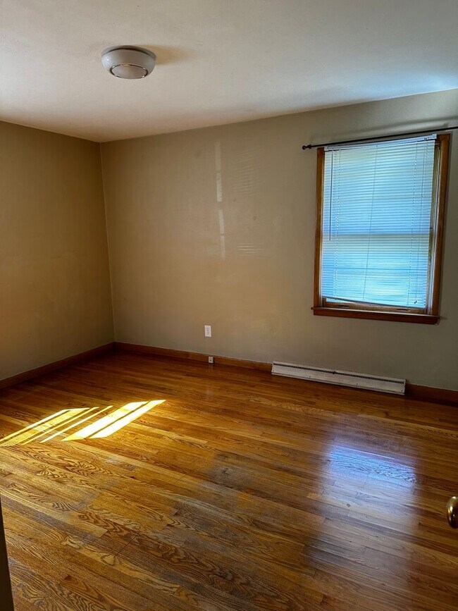 Building Photo - East Side 3 Bedroom Home!