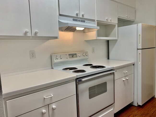 Building Photo - Amazing 1 bedroom, 1 bathroom Condo in Montevista!