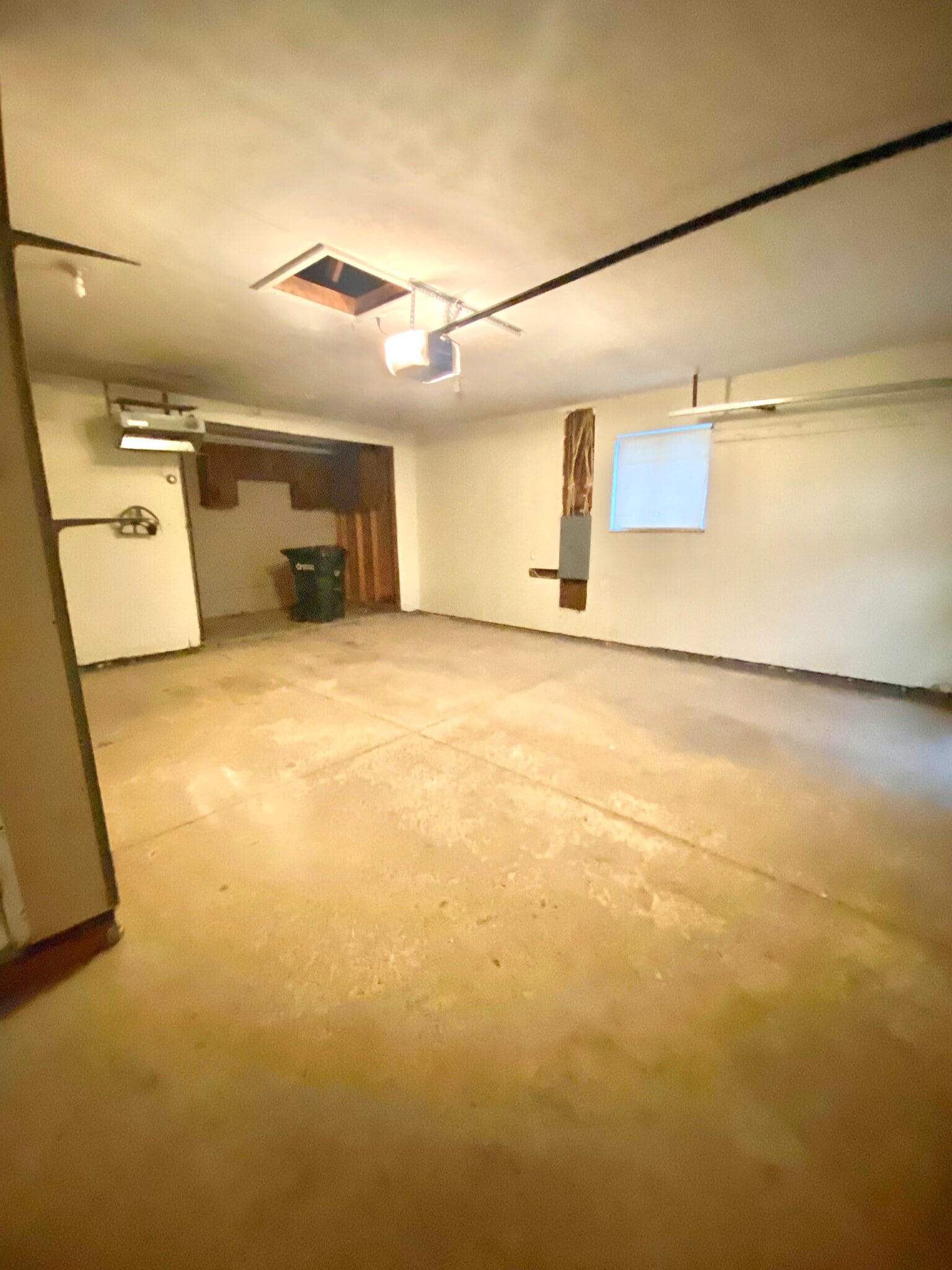1.5 car garage entryway - 9030 Reed Rd