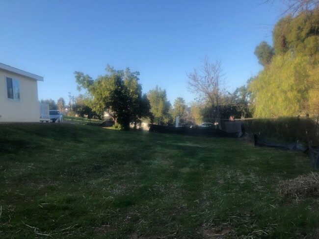 Building Photo - 3 Bed-2 Bath Quaint Single Story Home in Lakeside.