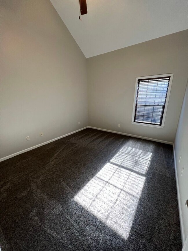 Building Photo - MOVE IN SPECIAL!!! - Townhome For Rent In Hoover!!! Available now! - Sign a lease by 5/31/2026 an...