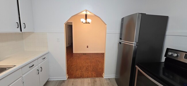 Building Photo - 2 bed 1 bath just a short walk to downtown...