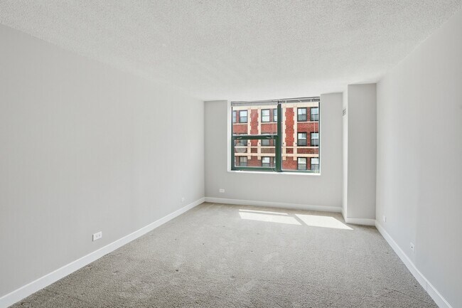 Building Photo - 71 W Huron St