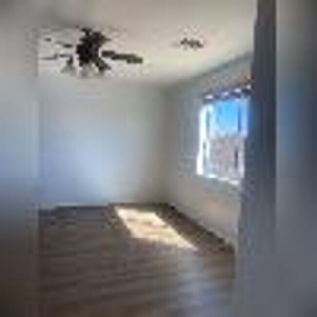 Building Photo - 4 Bedroom, 2 1/2 Bath Available Now!