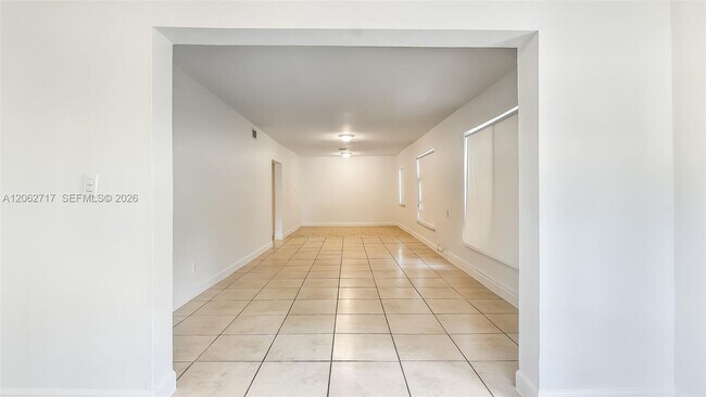 Building Photo - 117 E 10th St