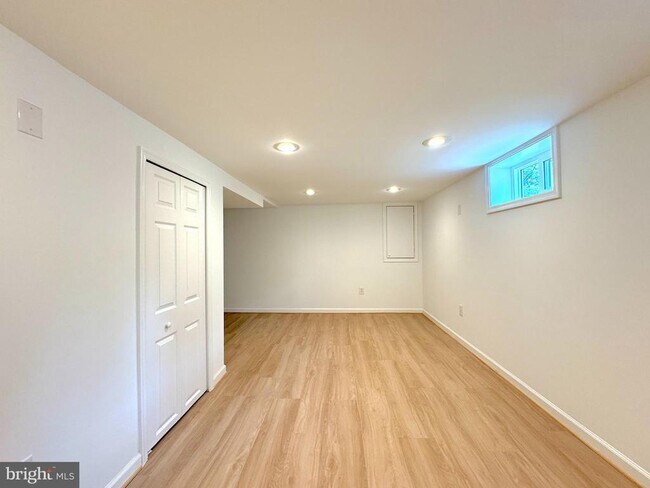 Building Photo - 5700 Fenwick Dr