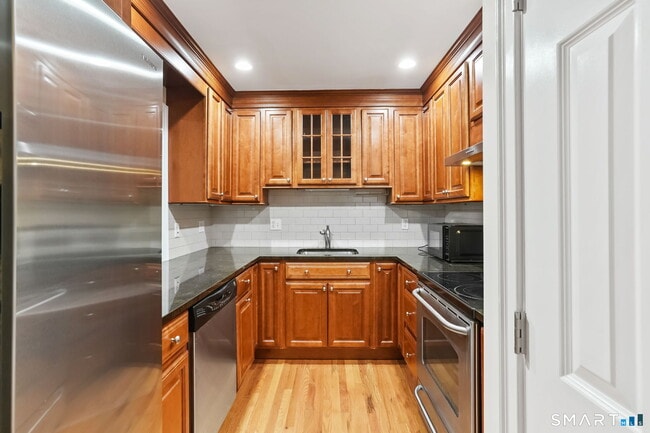Building Photo - 6 Silvermine Ave