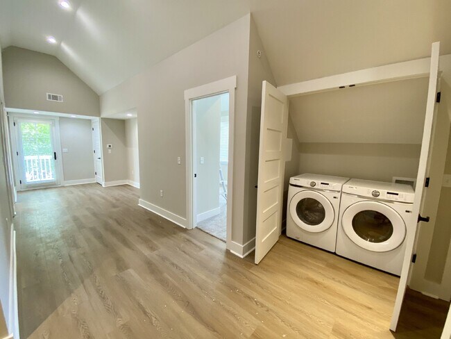 Building Photo - One Bedroom Apartment for Rent in the Heart of Old Town!