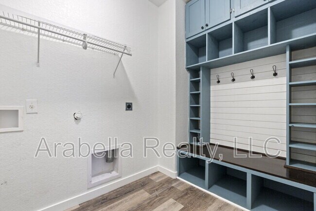 Building Photo - 208 Dove Run