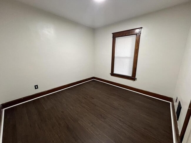 Building Photo - 301 Folts St