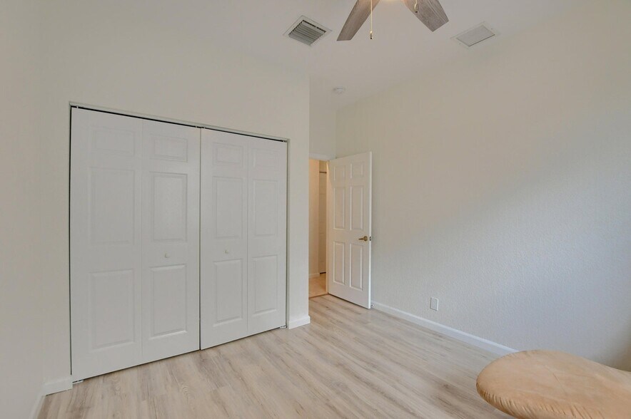 Building Photo - 1225 E Magnolia Cir