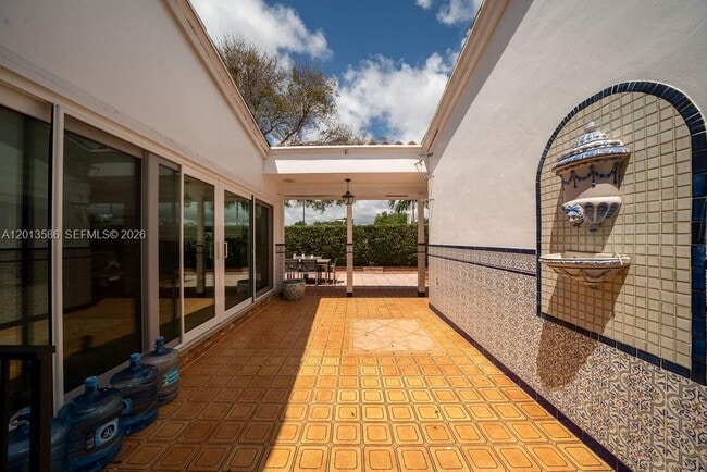 Building Photo - 1550 S Greenway Dr