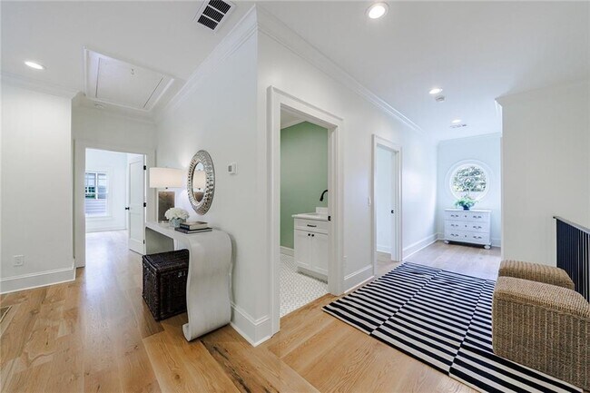 Building Photo - 2717 Skyland Dr NE
