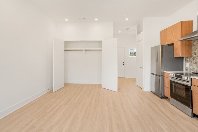 Building Photo - 1310 Lischey Ave