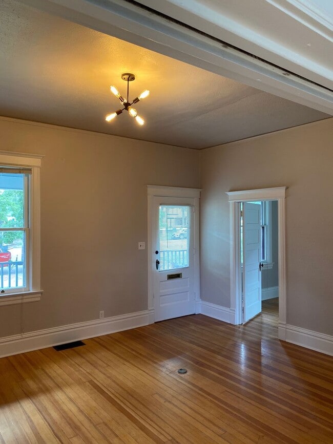 Building Photo - Beautiful 3 bed/2 bath Near Downtown!