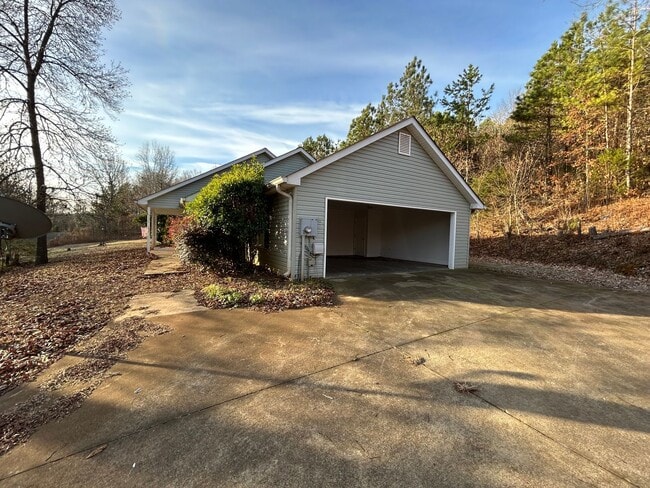 Building Photo - Updated 3/2 House in Silver Creek- $1,495