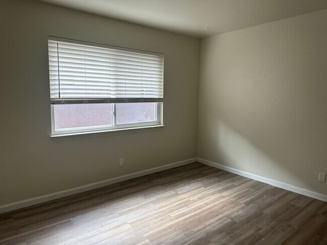 Building Photo - 55-1502