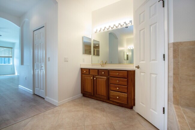 Building Photo - Luxurious Lakefront Living: Spacious 4-Bedroom Home with Pool and Guest Suite in Lakewood Ranch