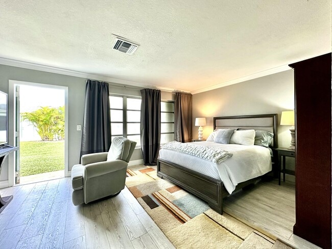 Building Photo - 2638 Gately Dr E