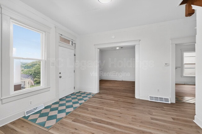 Building Photo - 1527 Farland Ave