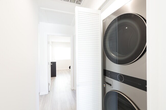 washer-dryer tower - 18623 Bryant St