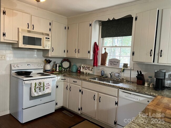 Building Photo - 5531 Farmbrook Dr